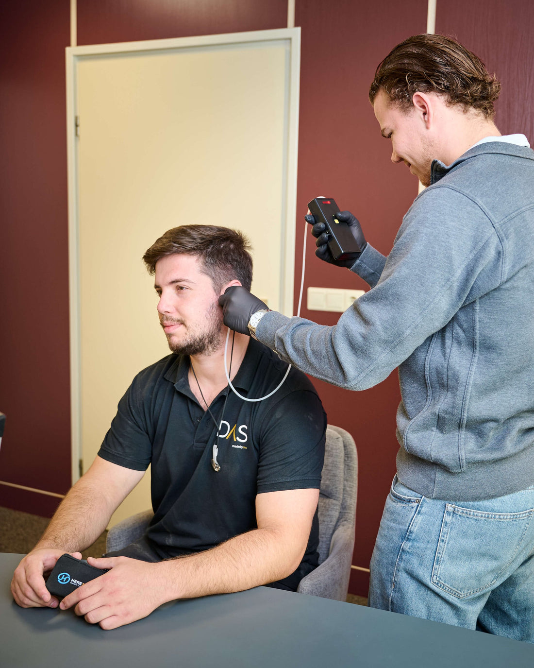 Here2Hear controleert de pasvorm van een otoplastiek bij de klant