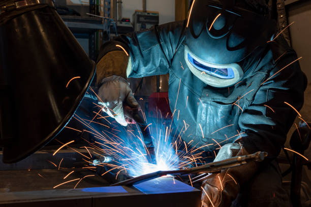 Lasser aan het werk met gehoorbescherming op maat